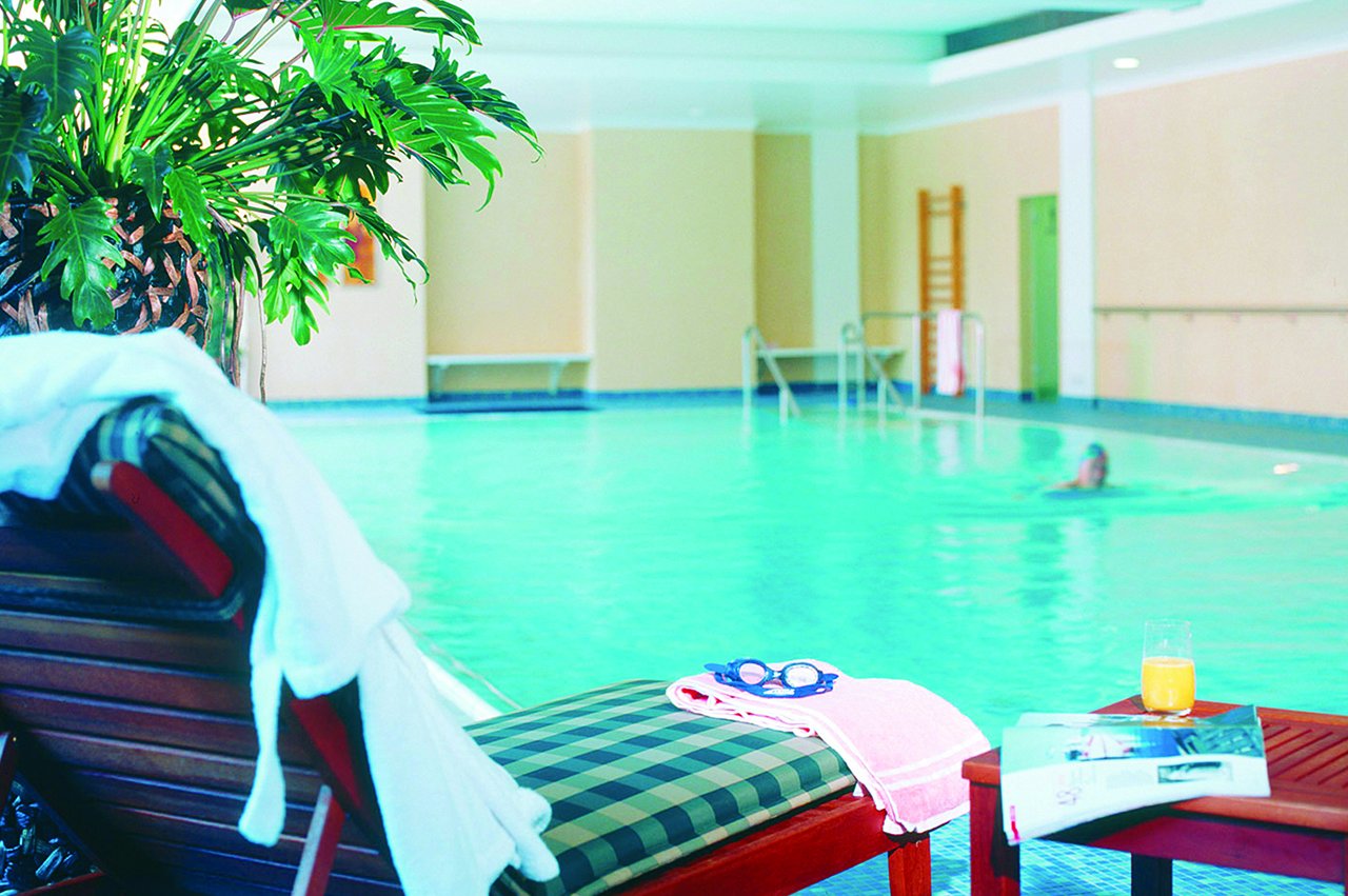 Alles unter einem Dach: Mit Schwimmbad, Gymnastik- und Fitnessraum im Haus fällt es Ihnen leicht, Gesundheit und Beweglichkeit zu fördern und zu erhalten. Alles unter einem Dach: Mit Schwimmbad, Gymnastik- und Fitnessraum im Haus fällt es Ihnen leicht, Gesundheit und Beweglichkeit zu fördern und zu erhalten.