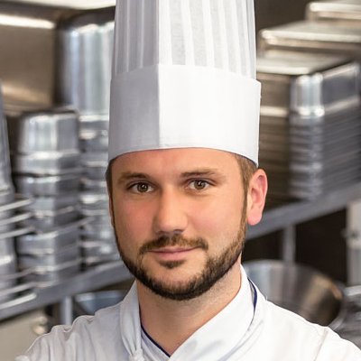 Hier im Herzen des Ruhrgebiets schaffen wir den Spagat zwischen guter Hausmannskost und moderner Küche. Foto von Sascha Tätzner, Betriebsleiter Gastronomie im Augustinum Essen