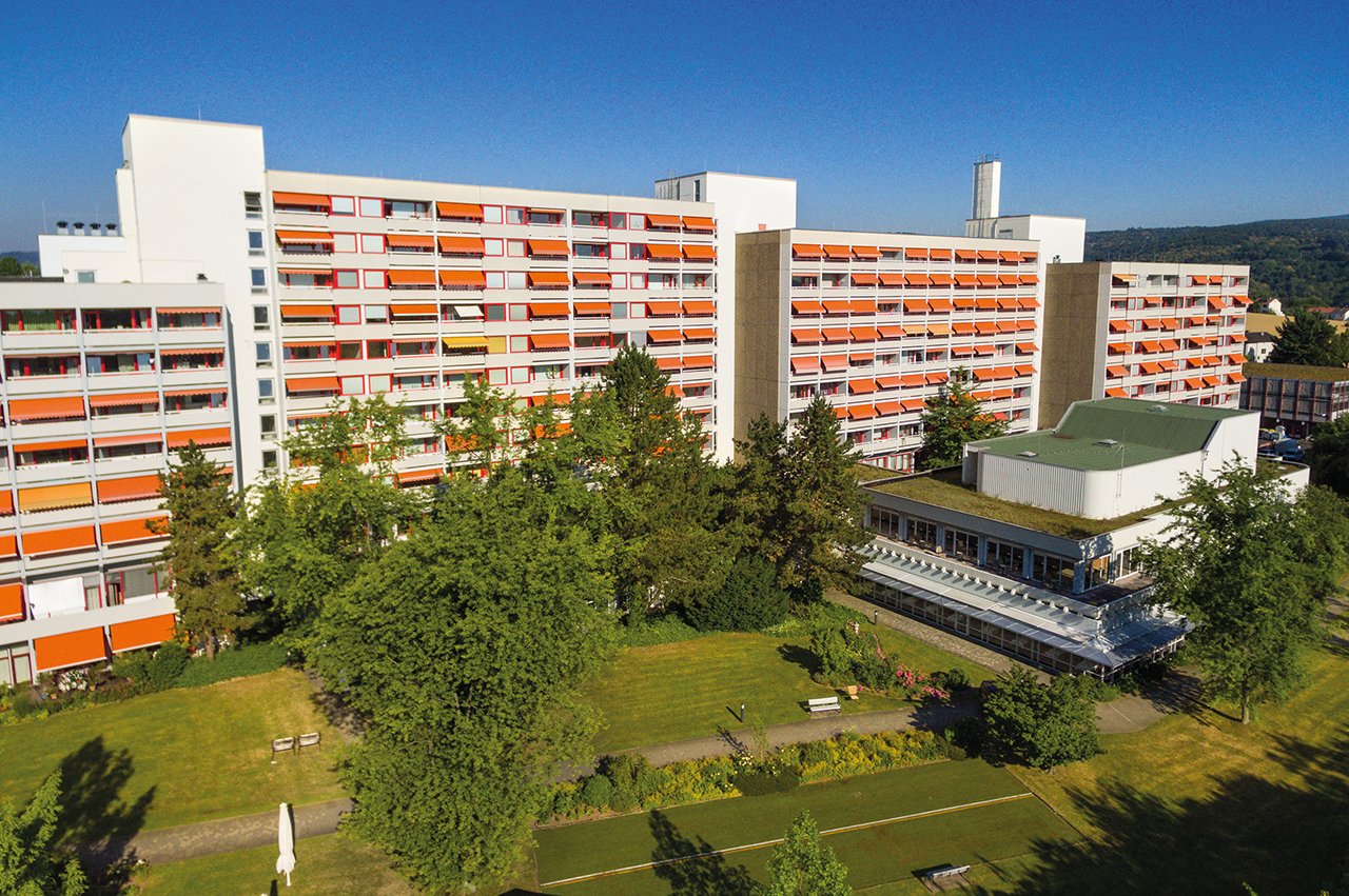 Jede Wohnung im Augustinum Bad Soden besitzt eine Loggia mit Blick in den großen Garten. Fassadenansicht des Augustinum Bad Soden