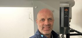Haustechniker Arne Schwämmle im Einsatz an der Wärmerückgewinnung der Küchenabluft im Augustinum Detmold