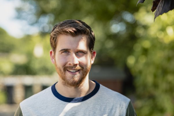 Mitarbeiter*innen werben Mitarbeiter*innen Porträtaufnahme eines jungen Mannes