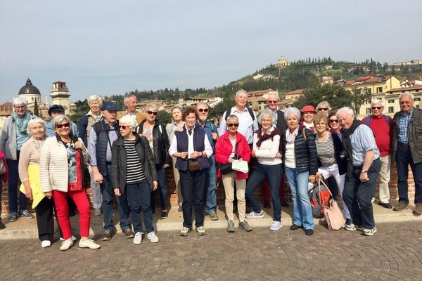 Ausflüge und Reisen  Eine Gruppe Senior*innen bei einem Ausflug
