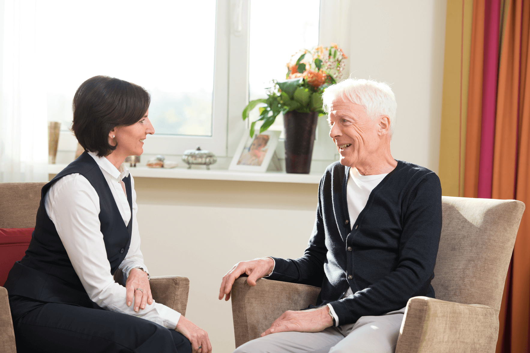 Wir sind mit vielen Betreuungs-und Serviceangeboten für Sie da Mitarbeiterin des Augustinum Bewohnerservices im Gespräch mit einem Bewohner