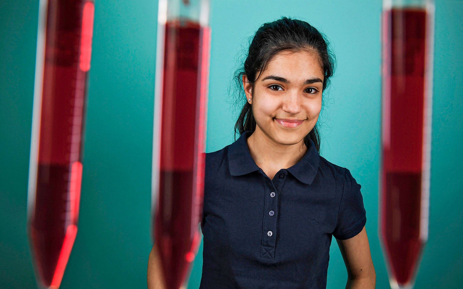 Porträt von Tara Moghiseh, die 2019 für eine Arbeit zur Leukämiediagnostik den Preis des Bundeswettbewerbs "Jugend forscht" gewonnen hat