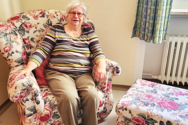 Augustinum Berchtesgadener Land Dagmar Kastner Foto der Bewohnerin Dagmar Kastner, die in einem Sessel sitzt