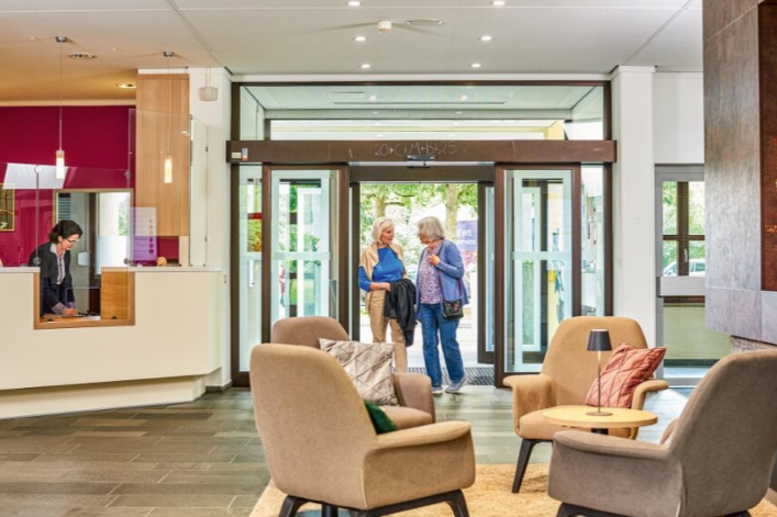Augustinum Seniorenresidenz Roth Empfang Zwei Seniorinnen unterhalten sich im Empfangsbereich des Augustinum Roth