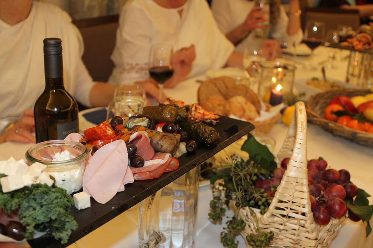 Besondere Highlights sind die fantasievollen Feste, Grill- und Spezialitätenabende. Hier zum Beispiel mit griechischen Leckereien passend zum Motto unserer Faschingsparty 2019. Besondere Highlights sind die fantasievollen Feste, Grill- und Spezialitätenabende. Hier zum Beispiel mit griechischen Leckereien passend zum Motto unserer Faschingsparty 2019.