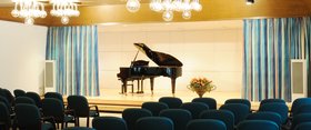 Augustinum Seniorenresidenz Überlingen Kultur und Aktivitäten Ein Konzertflügel auf der Bühne eines Theatersaals