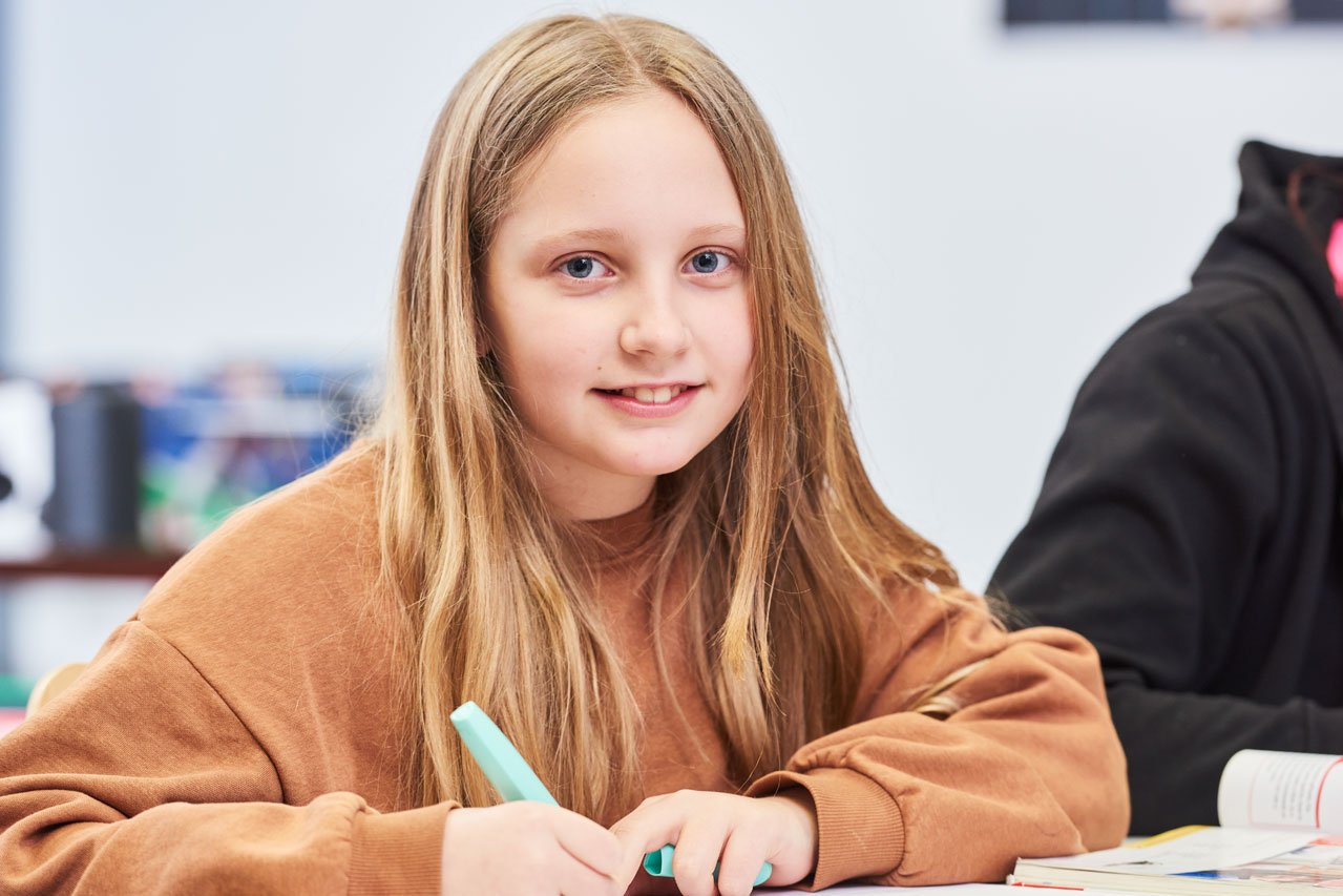 Schülerin der Samuel-Heinicke-Realschule Schülerin der Samuel-Heinicke-Realschule beim Hausaufgaben machen