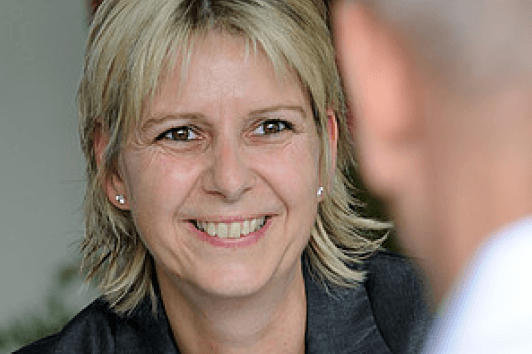 Ihre Absicherung gegen hohe Pflegekosten Augustinum Mitarbeiterin bei der Beratung