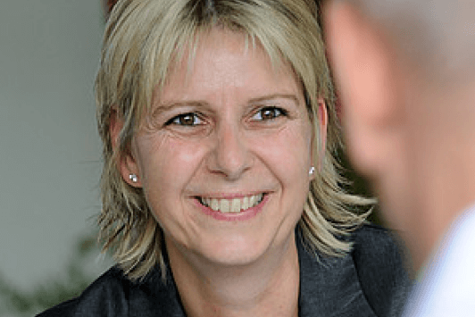 Ihre Absicherung gegen hohe Pflegekosten Augustinum Mitarbeiterin bei der Beratung