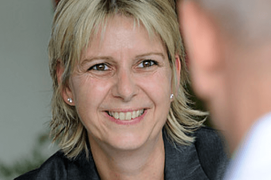 Ihre Absicherung gegen hohe Pflegekosten Augustinum Mitarbeiterin bei der Beratung