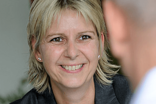 Ihre Absicherung gegen hohe Pflegekosten Augustinum Mitarbeiterin bei der Beratung