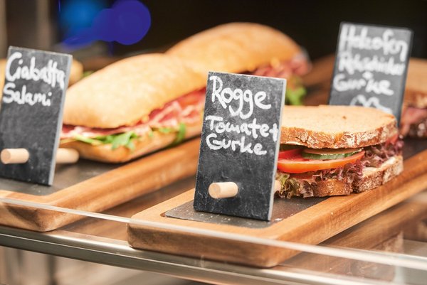 Das Vierundsiebzig Angebot Auswahl an belegten Broten im Vierundsiebzig