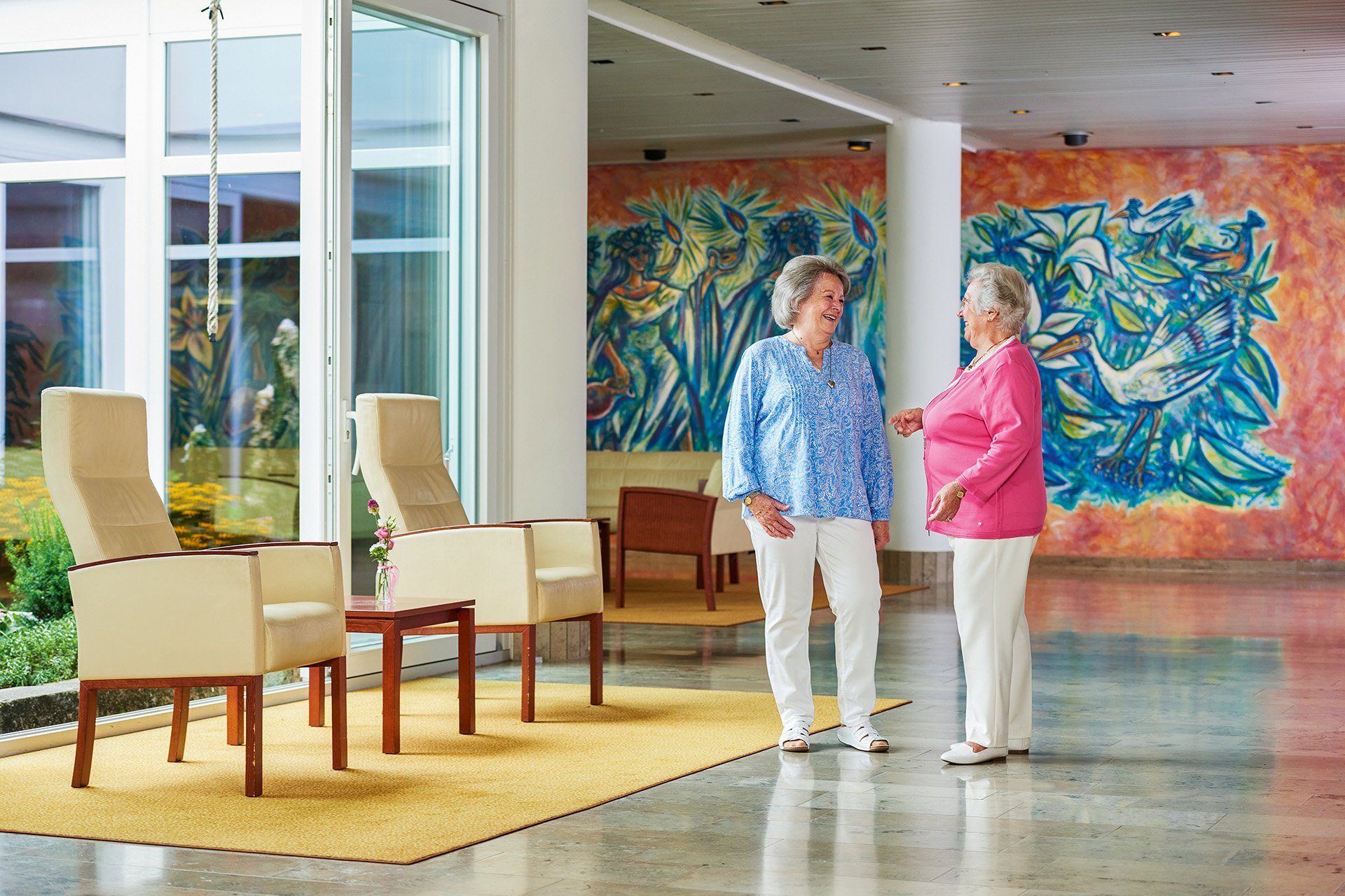 Augustinum Seniorenresidenz Bonn Foyer Zwei Seniorinnen unterhalten sich im Foyer der Seniorenresidenz