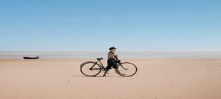 Junge mit Fahrrad am Strand Junge mit Fahrrad am Strand