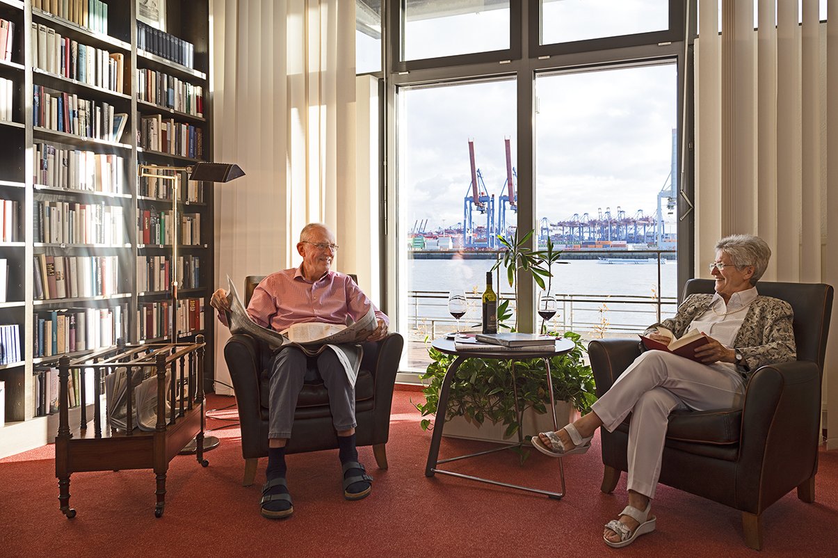 In der Bibliothek lässt sich bei Hafenblick und einem Glas Wein gut schmökern. In der Bibliothek lässt sich bei Hafenblick und einem Glas Wein gut schmökern.