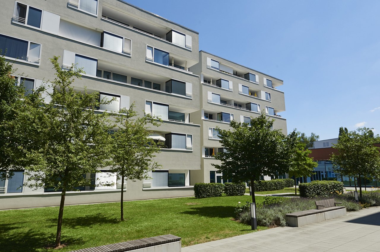 Alle Wohnungen besitzen eine Loggia mit Blick über die Stadt oder in die grüne Umgebung. Alle Wohnungen besitzen eine Loggia mit Blick über die Stadt oder in die grüne Umgebung.