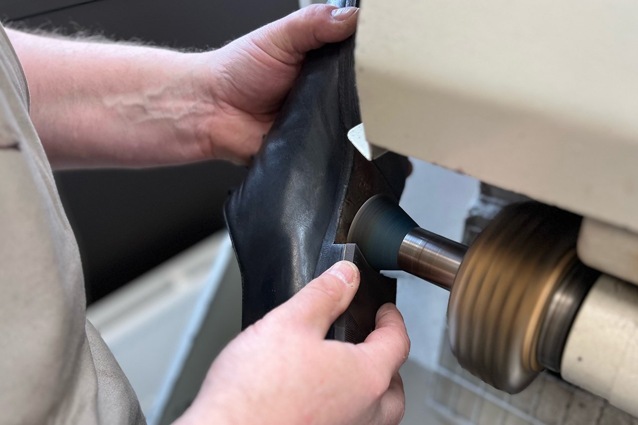 Augustinum Schusterei Schuhreparaturen 3 Überstehendes Material am Schuh wird mithilfe eines Schleifkonus abgetragen