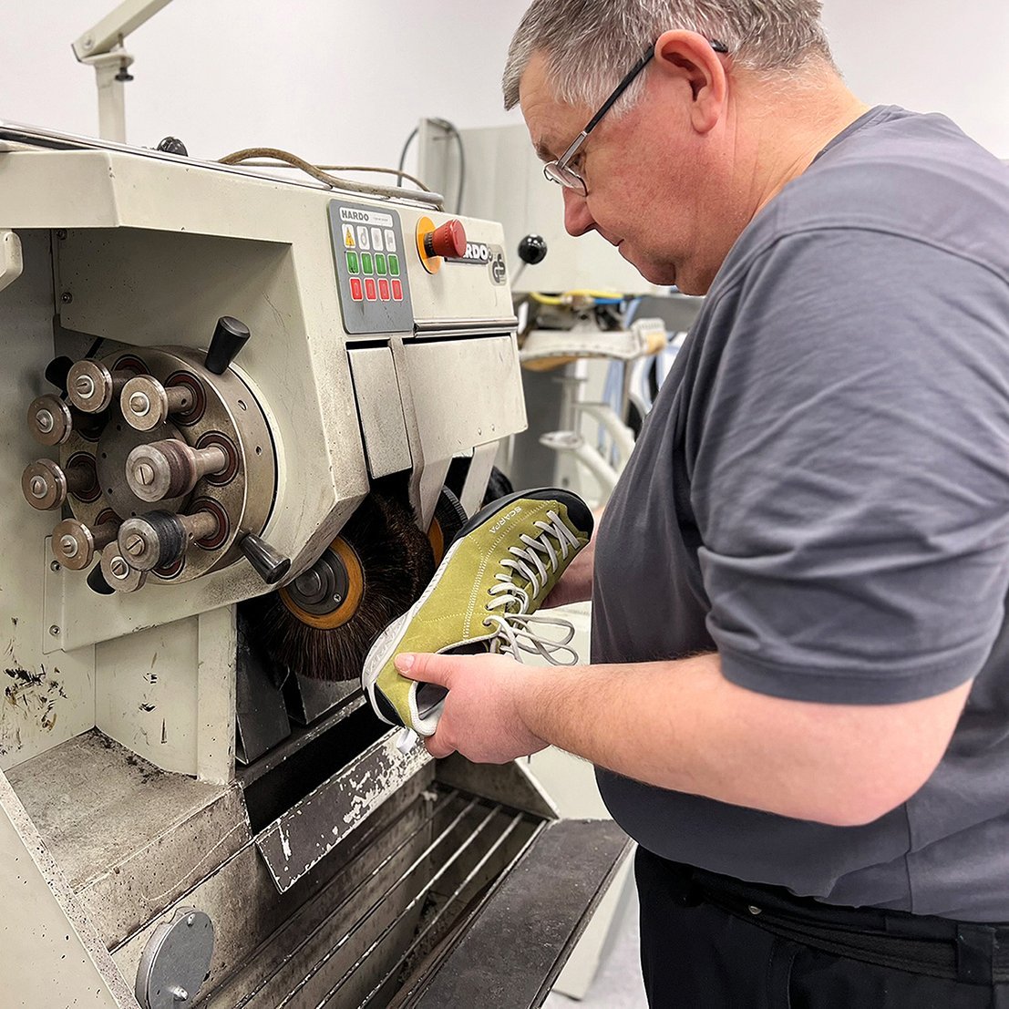 Schuster Ein Schuh wird beim Schuster gereinigt