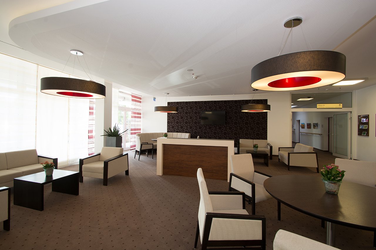 Im hellen Foyer mit seinen einladenden Sitzgelegenheiten treffen sich die Bewohner gern untereinander oder mit Besuchern. Im hellen Foyer mit seinen einladenden Sitzgelegenheiten treffen sich die Bewohner gern untereinander oder mit Besuchern.