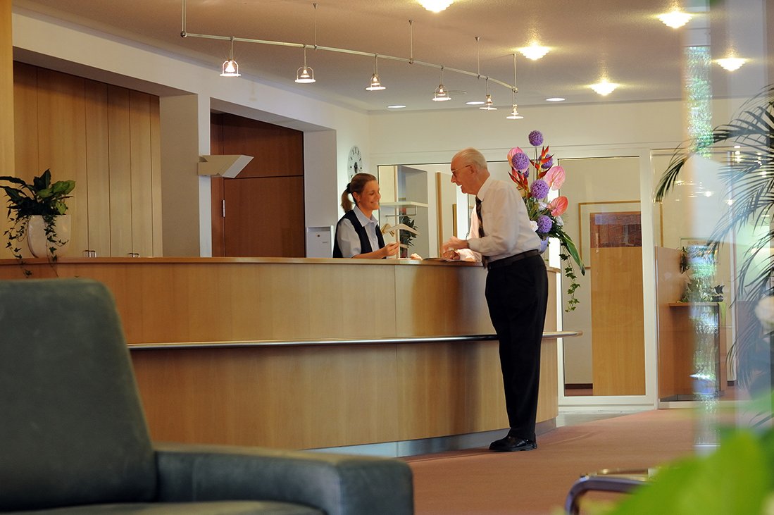 Am rund um die Uhr besetzten Empfang finden Sie immer jemanden mit einem offenen Ohr für Ihre Wünsche und Anliegen. Am rund um die Uhr besetzten Empfang finden Sie immer jemanden mit einem offenen Ohr für Ihre Wünsche und Anliegen.