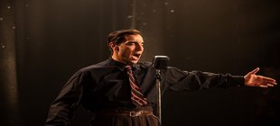Charles Aznavour singt am Mikrofon