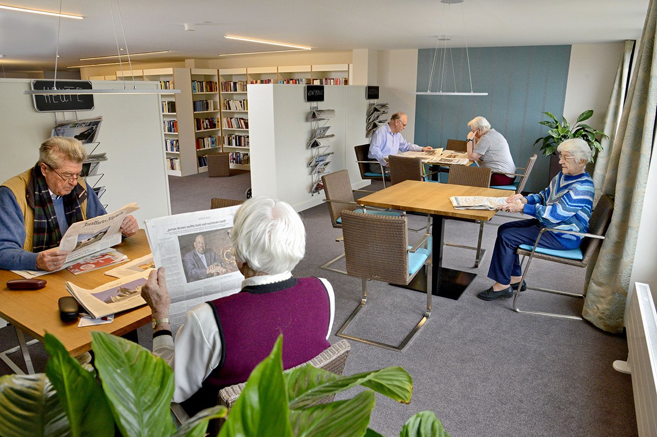 Neben Büchern warten in der Hausbibliothek auch mehrere aktuelle Tageszeitungen darauf, gelesen zu werden. Neben Büchern warten in der Hausbibliothek auch mehrere aktuelle Tageszeitungen darauf, gelesen zu werden.