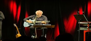 Bob Dylan auf Schwäbisch Mundart 2.0 beim Auftritt im Komödienhaus Biberach