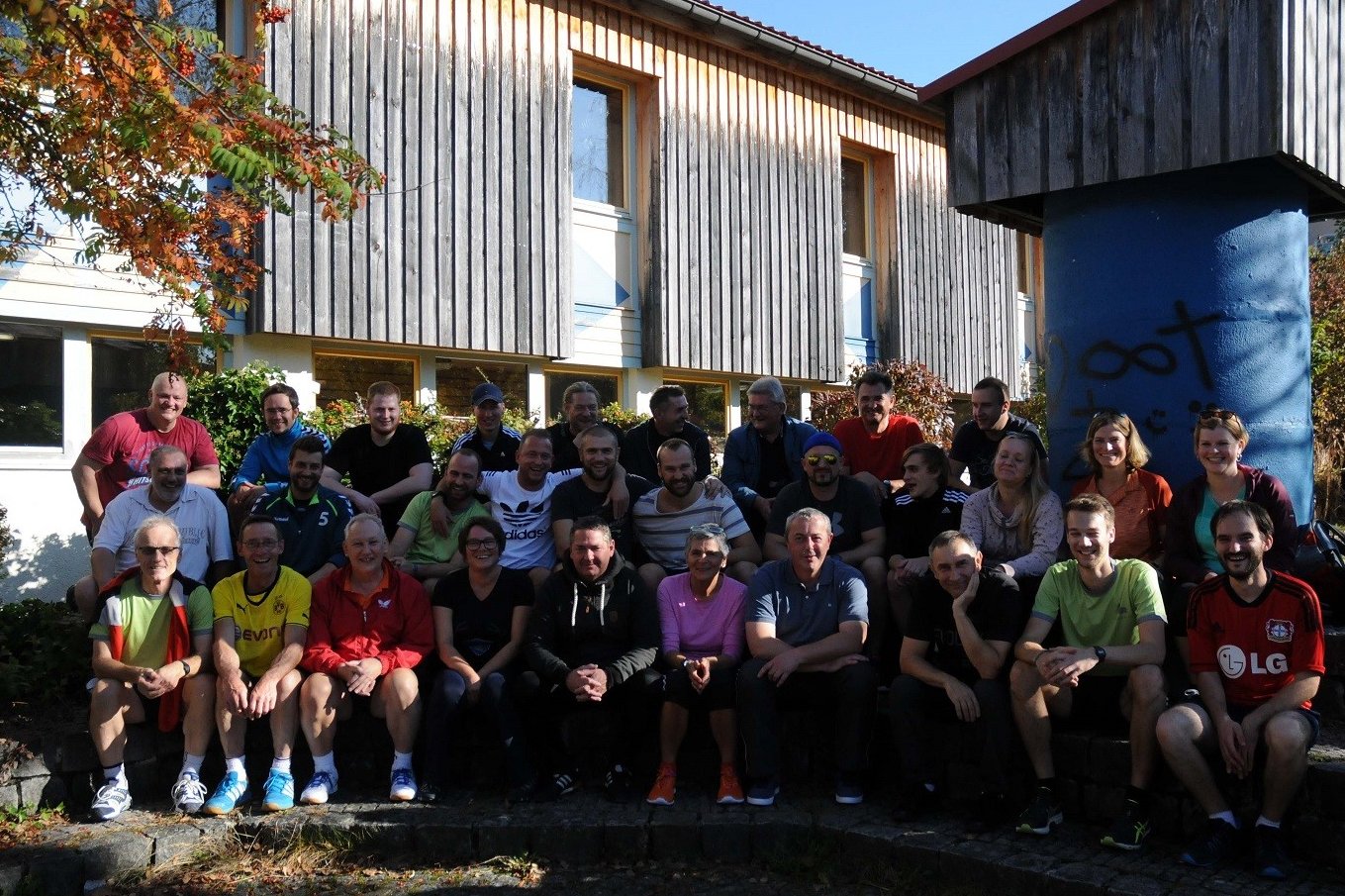SC Vitus Tischtennis Ein Gruppenfoto im Freien von Teilnehmenden des Betriebssportvereins