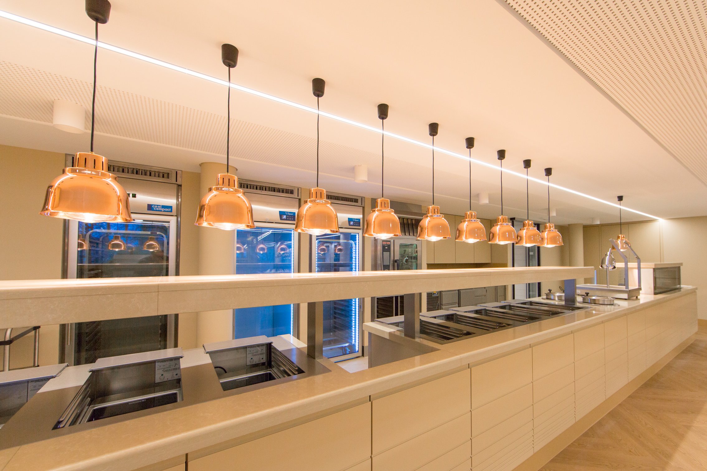 In der offenen Küche des Augustinum Kleinmachnow wird mit hochwertigen Zutaten täglich frisch gekocht. In der offenen Küche des Augustinum Kleinmachnow wird mit hochwertigen Zutaten täglich frisch gekocht.