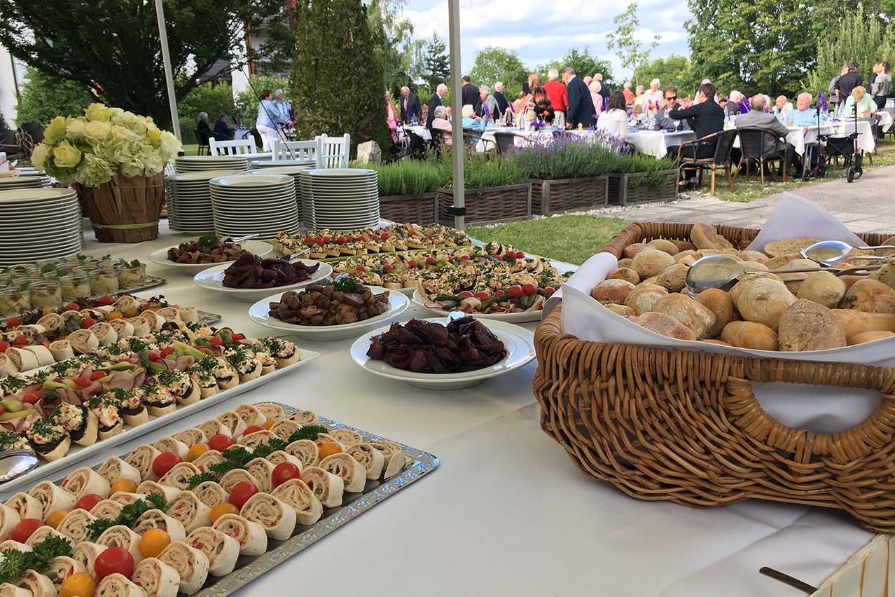 Bei Feiern und Festen zeigen Küche und Service, was sie können – zum Beispiel beim alljährlichen Hausfest. Bei Feiern und Festen zeigen Küche und Service, was sie können – zum Beispiel beim alljährlichen Hausfest.