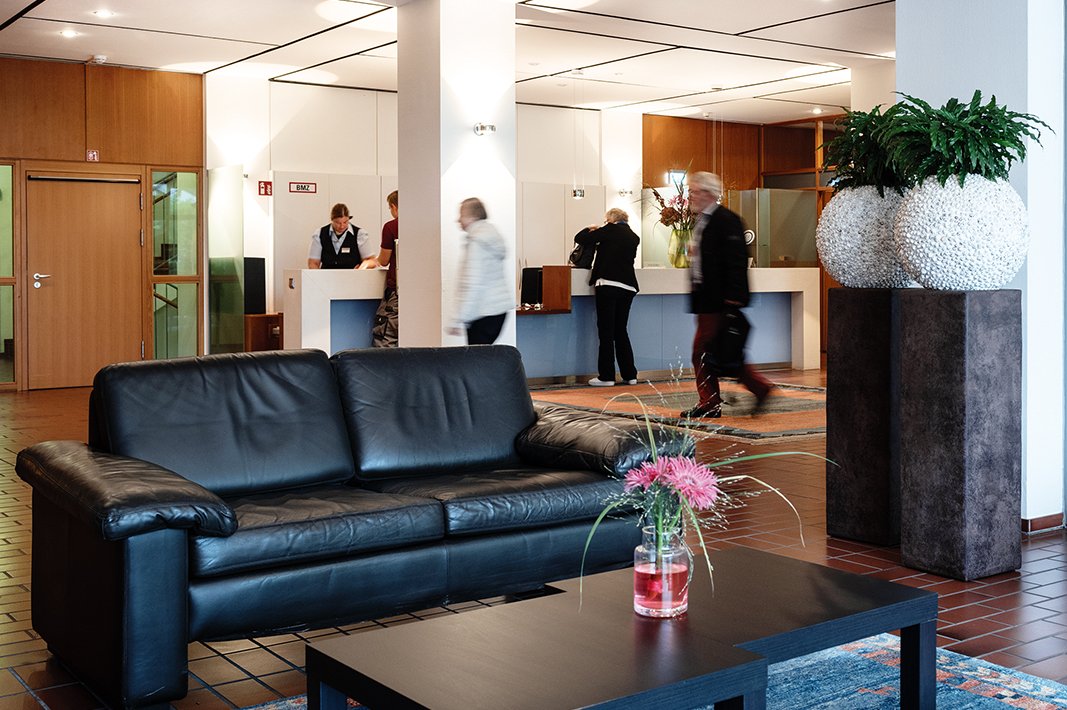 Gemütliche Sitzgruppen im Foyer sind Treffpunkte für Bewohner und Besucher. Gemütliche Sitzgruppen im Foyer sind Treffpunkte für Bewohner und Besucher.