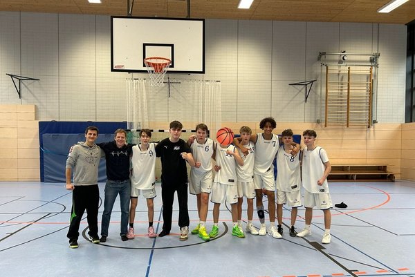 Basketball-Mannschaft Samuel-Heinicke-Realschule Ein Gruppenfoto der Basketballmannschaft der Samuel Heinicke Realschule in einer Turnhalle