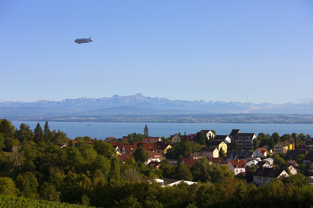 Von fast allen Wohnungen aus genießen Sie einen atemberaubenden Blick über den Bodensee bis weit in die Schweizer Alpen mit dem Säntis als herausragendem Gipfel. Von fast allen Wohnungen aus genießen Sie einen atemberaubenden Blick über den Bodensee bis weit in die Schweizer Alpen mit dem Säntis als herausragendem Gipfel.