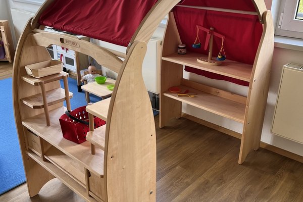 Augustinum Frühförderstelle Puppenspielecke Man sieht einen Einkaufsladen für Kinder zum Spielen