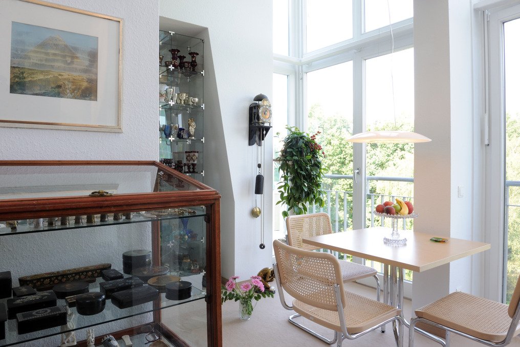 Ihre lieb gewonnen Erinnerungsstücke bringen sie natürlich mit Glasvitrinen und ein Esstisch in einer Wohnung der Seniorenresidenz