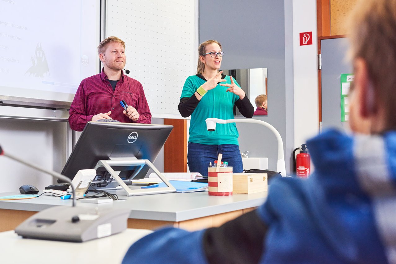 Bilingualer Unterricht Zwei Lehrer der Samuel-Heinicke-Realschule geben Englischunterricht in Laut- und in Gebärdensprache