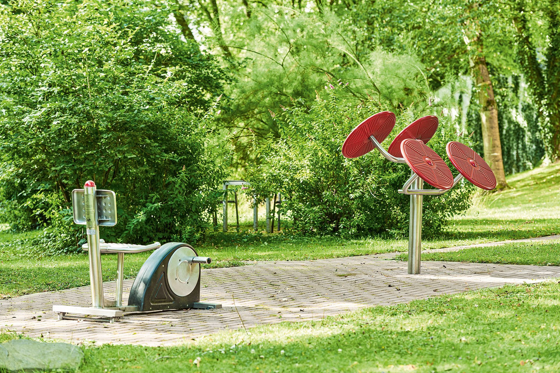 Augustinum Seniorenresidenz Kassel Fitness Park Fitnessgeräte umgeben von Grünflächen in einem Park