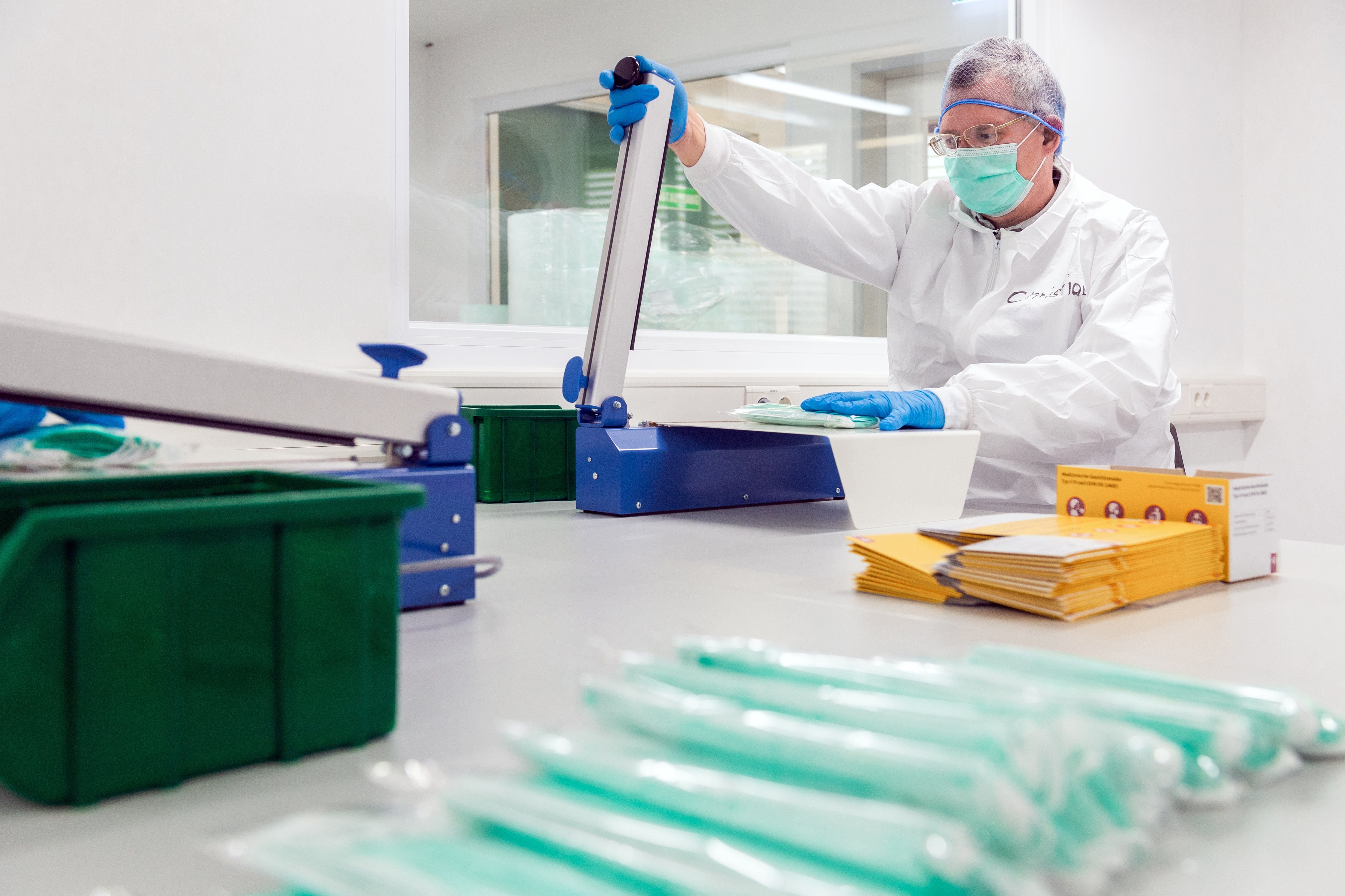 Bereich Maskenproduktion Ein Klient produziert medizinische Masken in einer der Augustinum Werkstätten