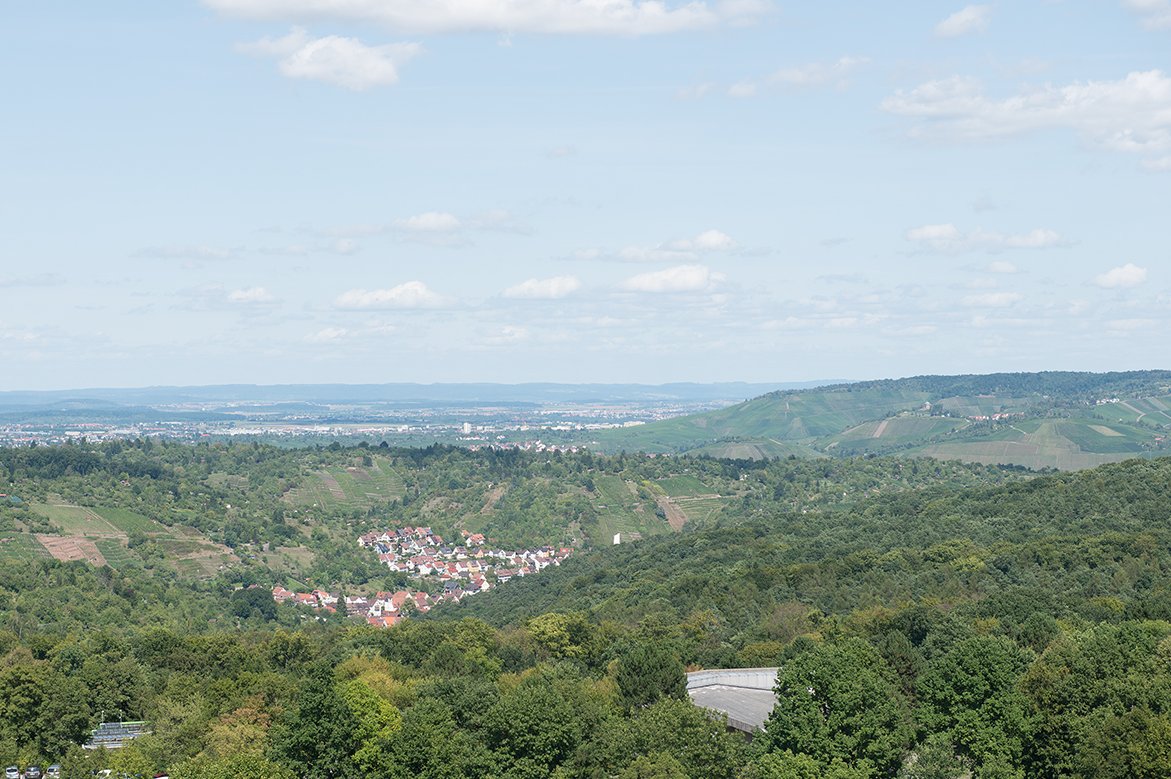 Von hier aus genießen Sie einen herrlichen Ausblick ins Remstal oder in den Park, der das Haus umgibt. Von hier aus genießen Sie einen herrlichen Ausblick ins Remstal oder in den Park, der das Haus umgibt.