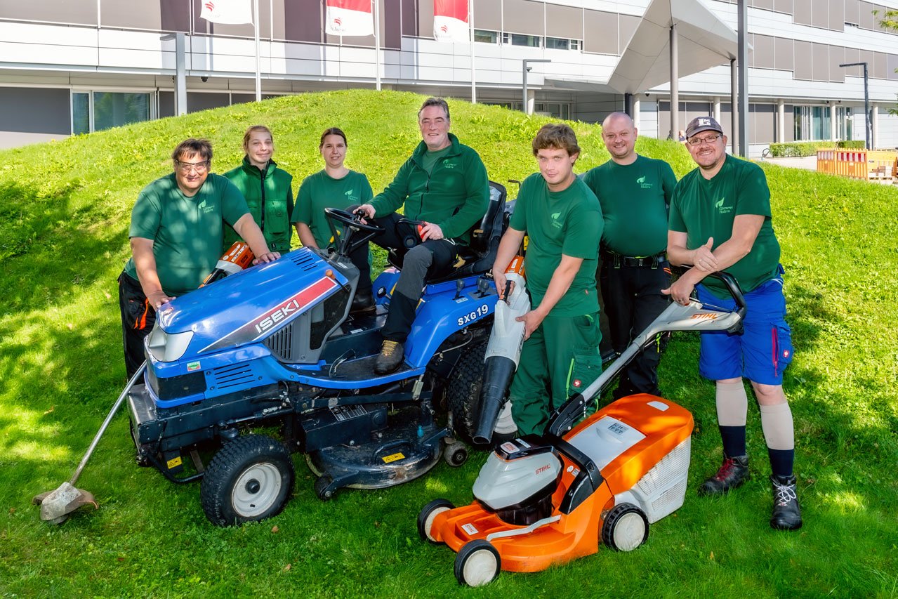 Die Garten- und Landschaftsbau Mannschaft Die Garten- und Landschaftsbau Mannschaft der Augustinum Gärtnerei Hollern