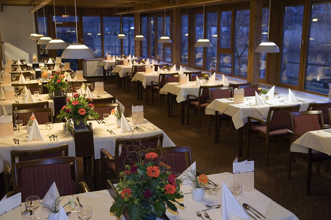 Das Mittagsmenü wird direkt am Tisch ausgewählt, bei freier Platzwahl und flexiblen Essenszeiten. Das Mittagsmenü wird direkt am Tisch ausgewählt, bei freier Platzwahl und flexiblen Essenszeiten.