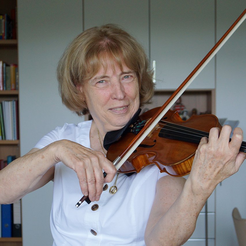 Karin von Bardeleben wohnt seit 2014 im Augustinum Dortmund. Karin von Bardeleben spielt auf ihrer Violine