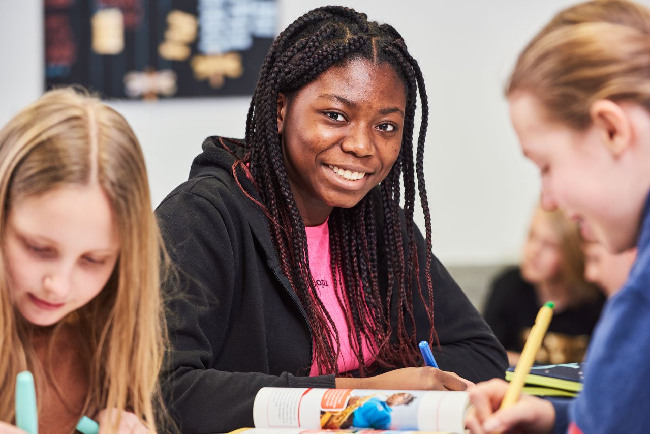 Gemeinsam lernen Schülerinnen der Samuel-Heinicke-Realschule machen gemeinsam ihre Hausaufgaben