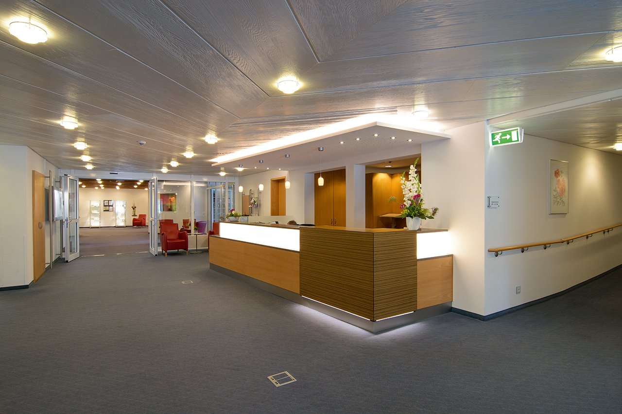 Das großzügige Foyer mit seinen einladenden Sitzecken ist ein beliebter Treffpunkt für Bewohner und Besucher. Das großzügige Foyer mit seinen einladenden Sitzecken ist ein beliebter Treffpunkt für Bewohner und Besucher.