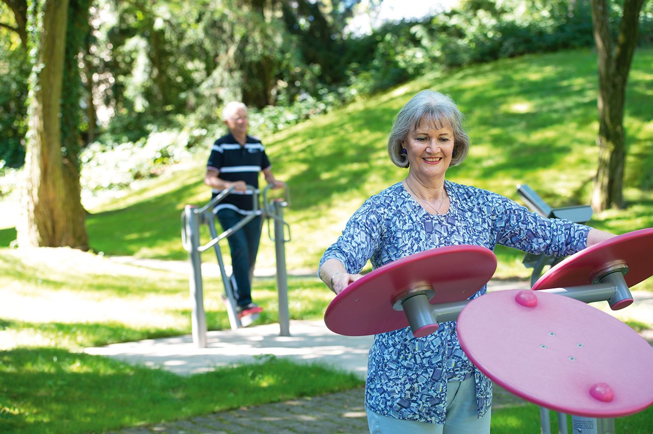 Der VitaGym-Parcour im Park besteht aus verschiedenen Bewegungsgeräten, mit denen der gesamte Körper schonend trainiert und mobilisiert werden kann. Der VitaGym-Parcour im Park besteht aus verschiedenen Bewegungsgeräten, mit denen der gesamte Körper schonend trainiert und mobilisiert werden kann.