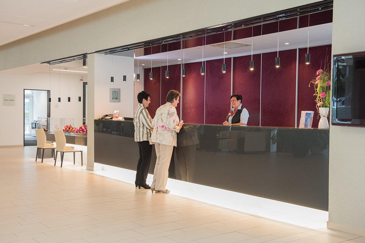 Im Foyer werden Sie von unseren Empfangsmitarbeitenden erwartet, die rund um die Uhr, 24 Stunden am Tag, für Sie erreichbar sind. Im Foyer werden Sie von unseren Empfangsmitarbeitenden erwartet, die rund um die Uhr, 24 Stunden am Tag, für Sie erreichbar sind.