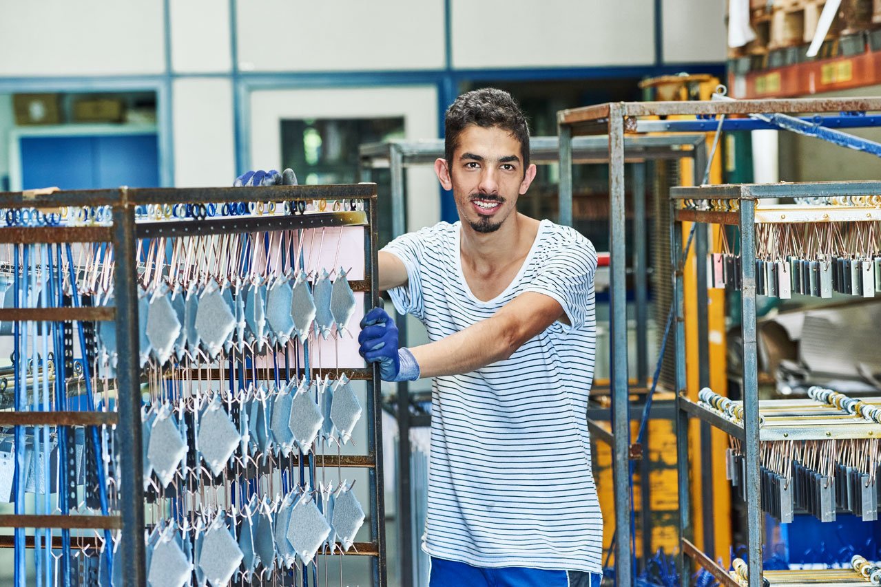 Tätigkeit Bereich Lager Ein Klient schiebt einen beladenen Wagen