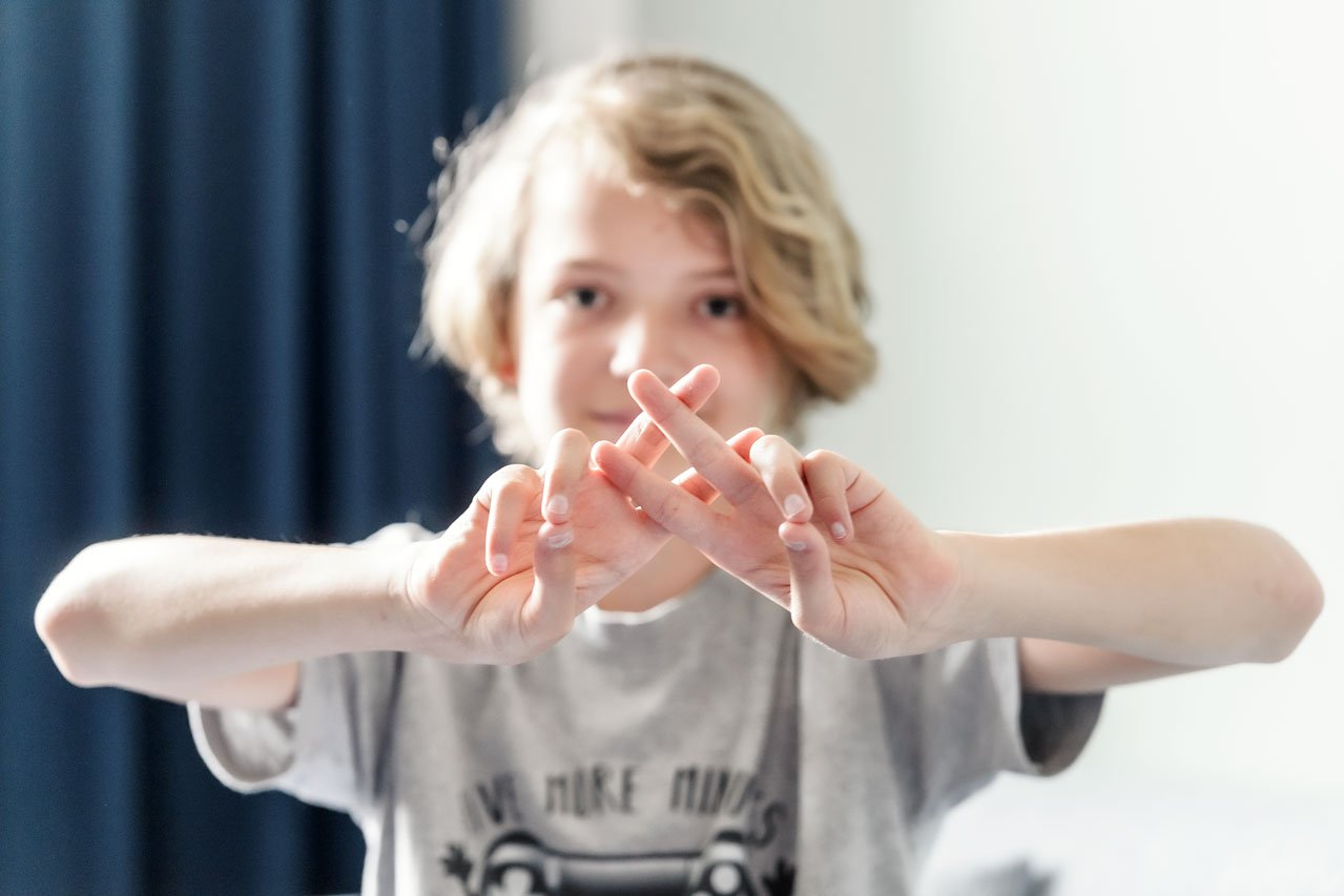 Wichtiges Kommunikationsmittel Gebärdensprache Ein Schüler des Studienheims zeigt mit seinen Händen ein Zeichen